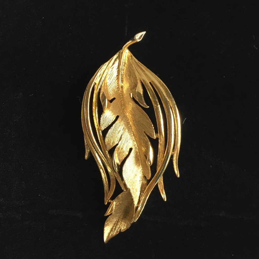 Vintage Lisner Gold Leaf Brooch 11$